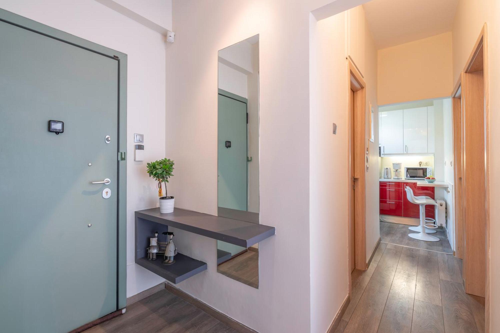 City Oasis: Newly Renovated 2Br Apt In City Center Афіни Екстер'єр фото