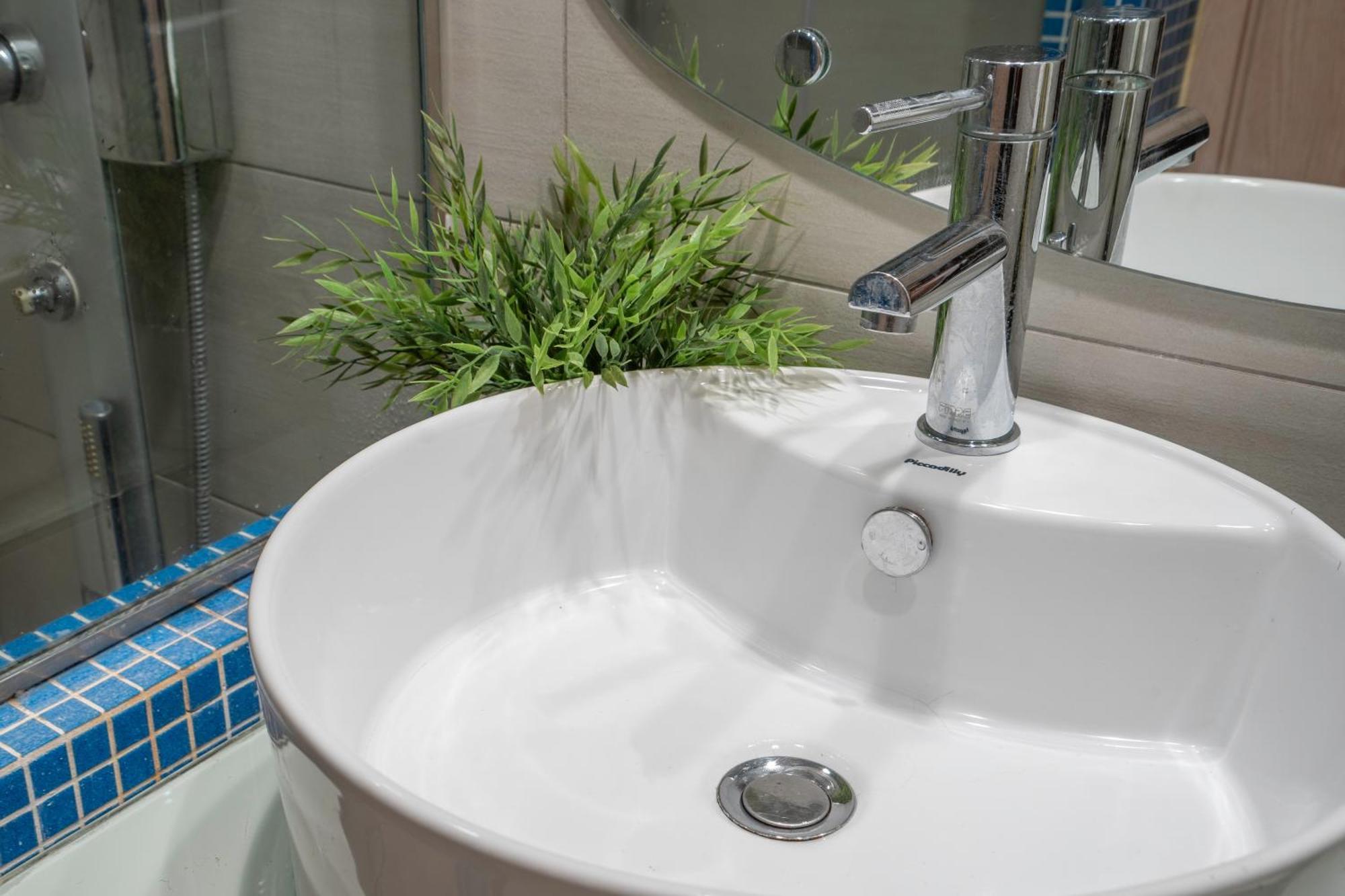 City Oasis: Newly Renovated 2Br Apt In City Center Афіни Екстер'єр фото